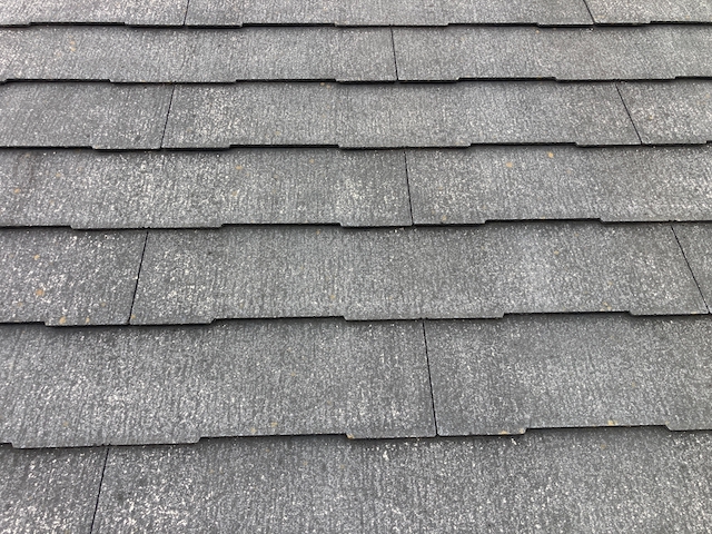 スレート屋根に若干のひび割れ